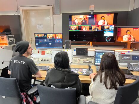 In der Bildregie: drei Jugendliche sitzen vor mehreren Bildschirmen, auf den unterschiedliche Kameraperspektiven aus dem TV-Studio zu sehen sind.