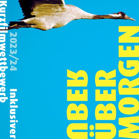 Ein Kranich fliegt in die Zukunft. Rechts ist der Schriftzug "Überübermorgen" zu sehen.
