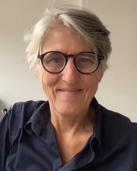 Bild von Sabine Eder. Sie hat graue Haare und trägt eine Brille.