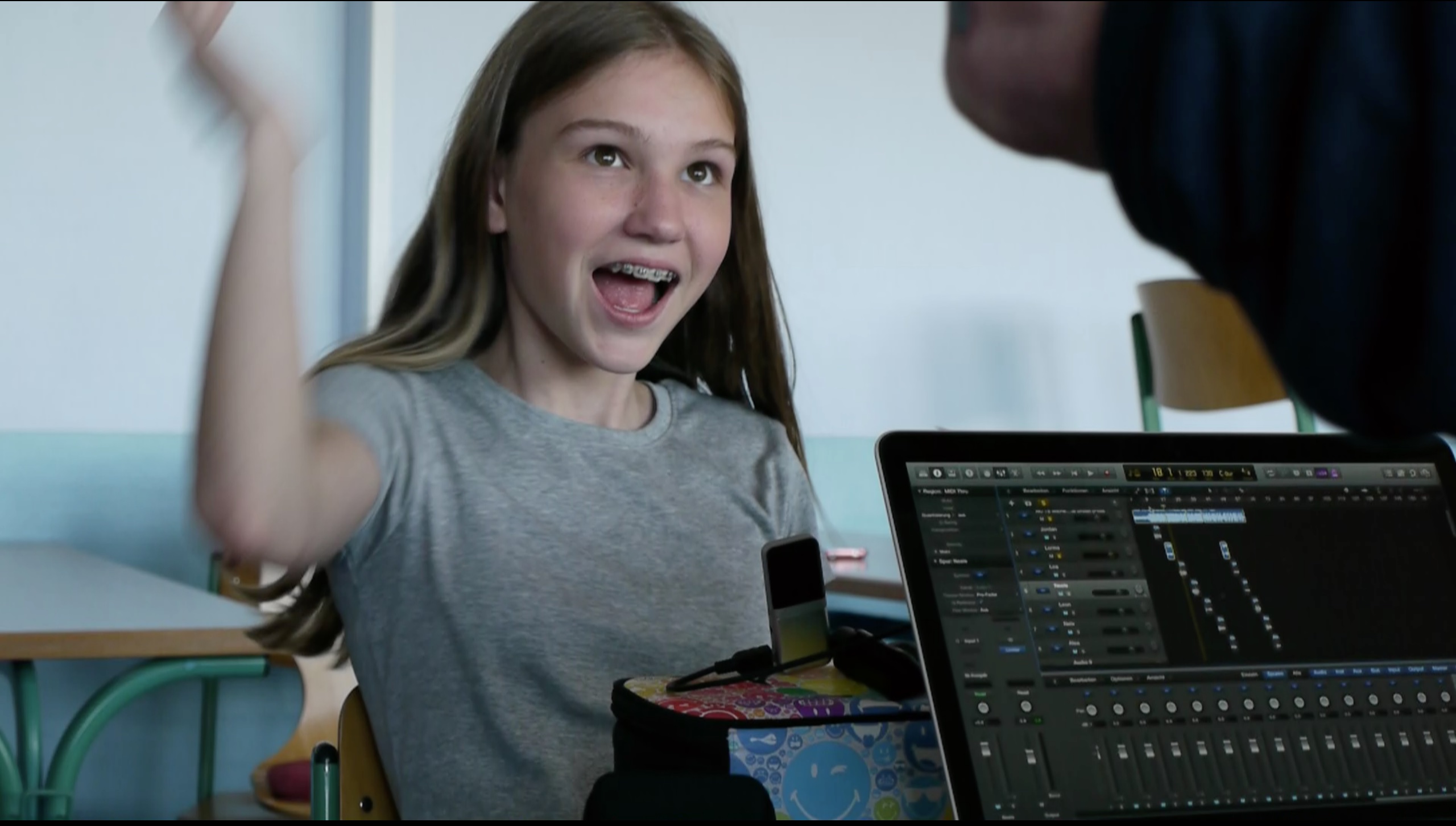 Mädchen singt bei einem Rap-Video-Workshop