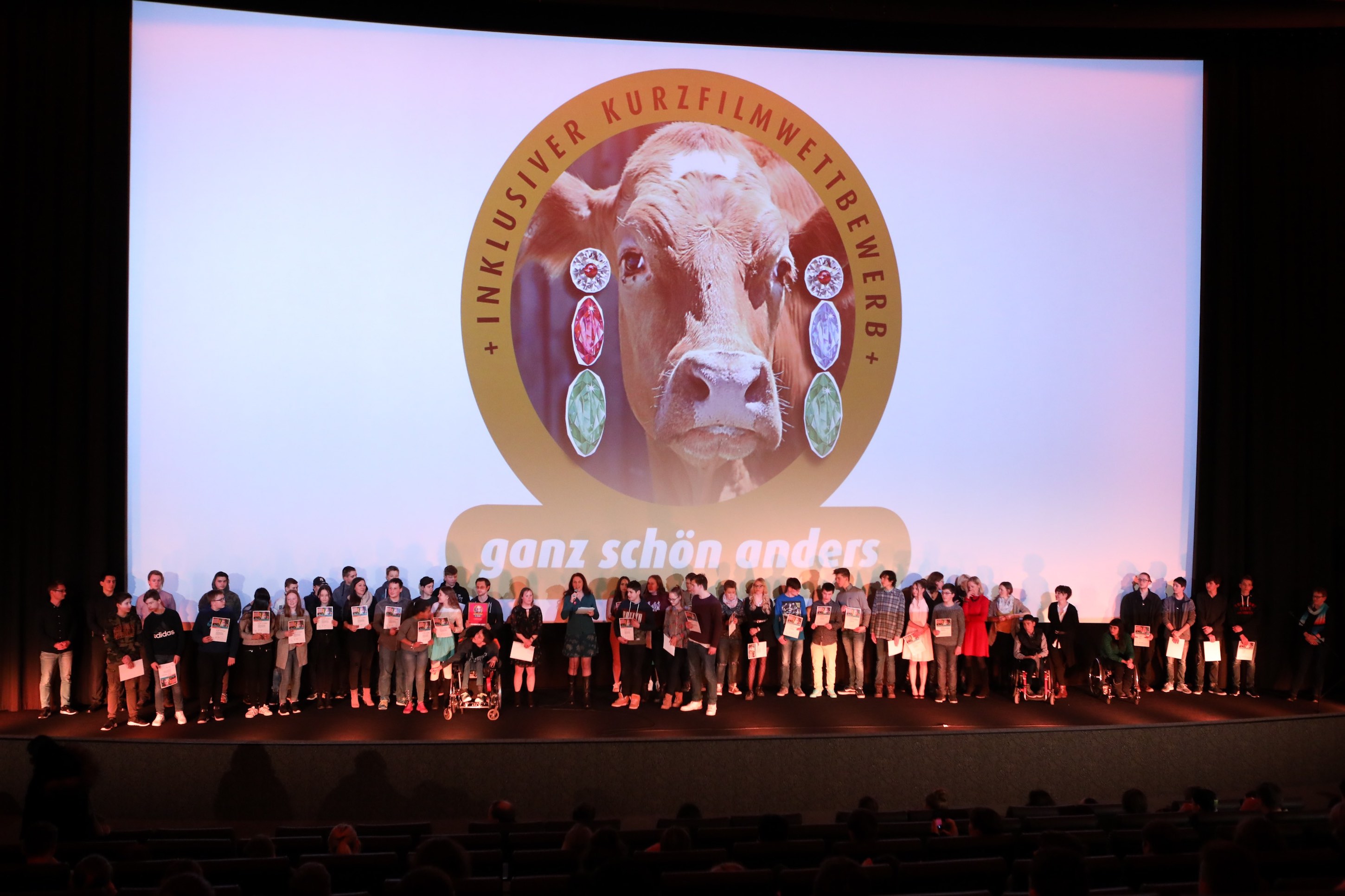 Alle Preisträger von "ganz schön cool" auf der Kino-Bühne in Hannover.