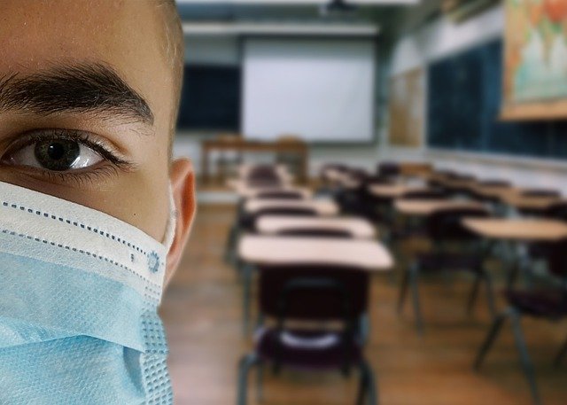 Schüler mit Mund-Nasen-Schutz im Klassenraum